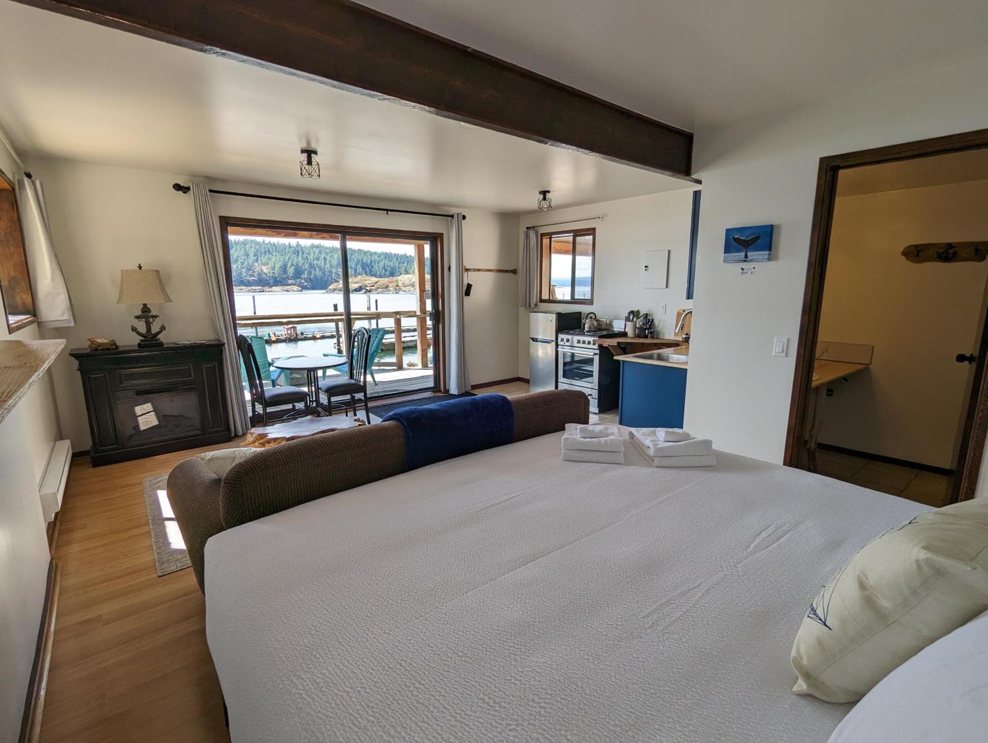 Jade Resort-Oceanfront Suites In Gowlland Harbour Heriot Bay ภายนอก รูปภาพ